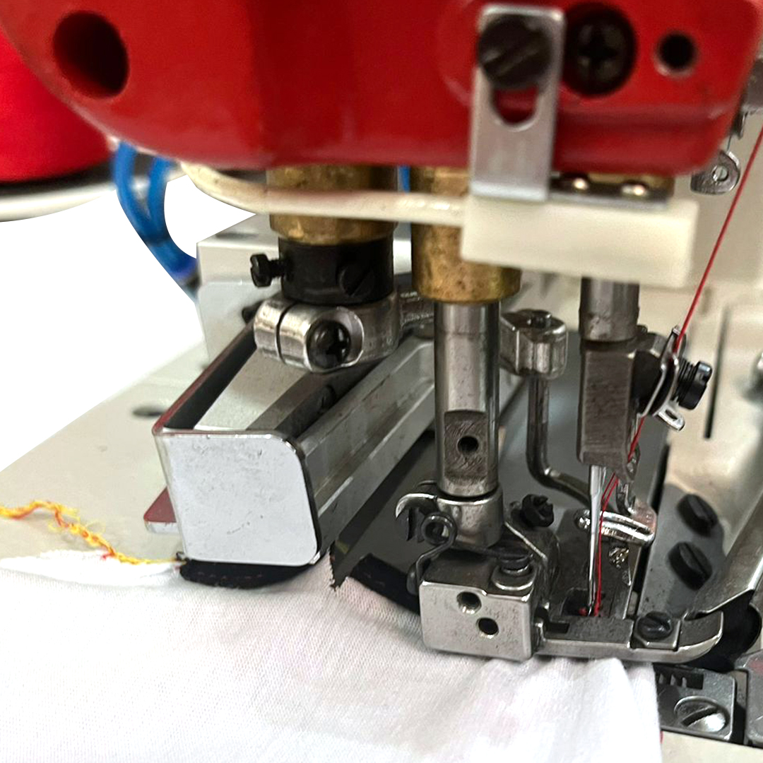 imagem prévia do produto: Máquina de Costura Galoneira Aberta 3 Agulhas Direct Drive com Automação para Corte de Viés